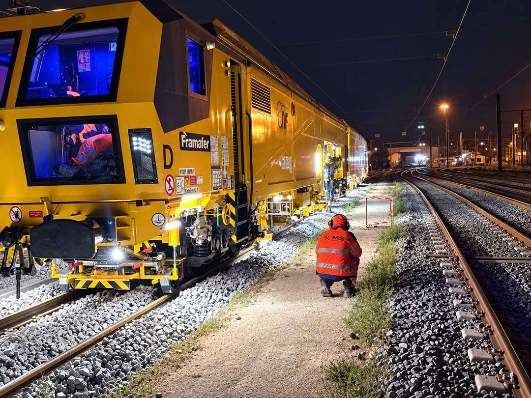 Bourreuse MS Ferroviaire en intervention nocturne