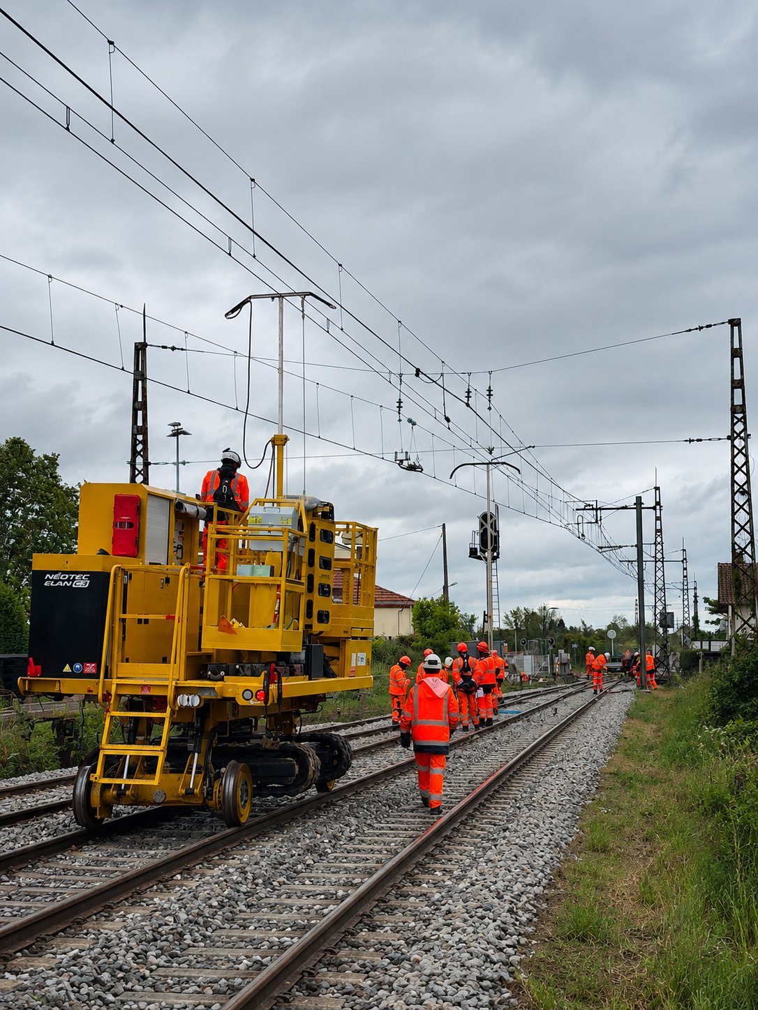 Travaux caténaire Pro Cat avec nacelle Néotec ELAN